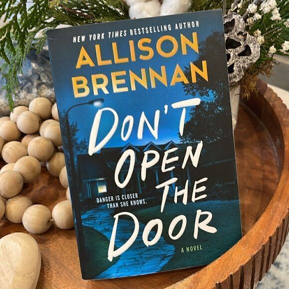 Allison Brennan. Don't Open the Door: A Novel - Picture 2 of 5